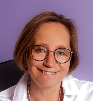 008_QJB-YW8-EW9 (9 von 11)_1781092988813 Portrait von barbara hardy, frontal